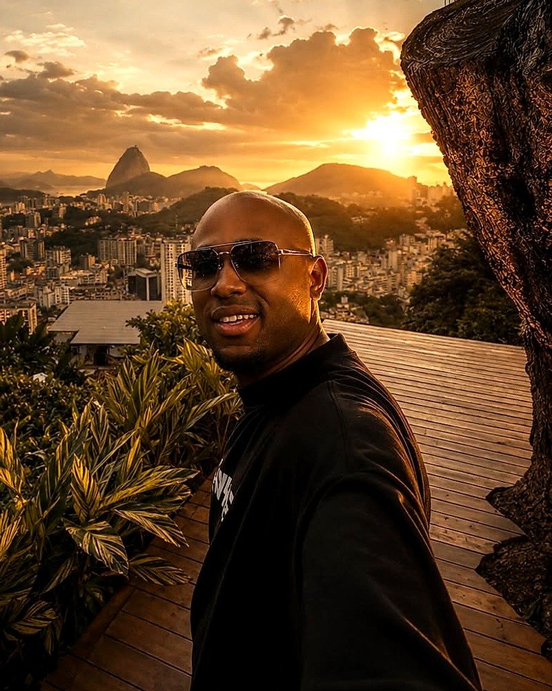 Thiaguin Star em primeiro plano com vista panorâmica do Rio de Janeiro ao pôr do sol