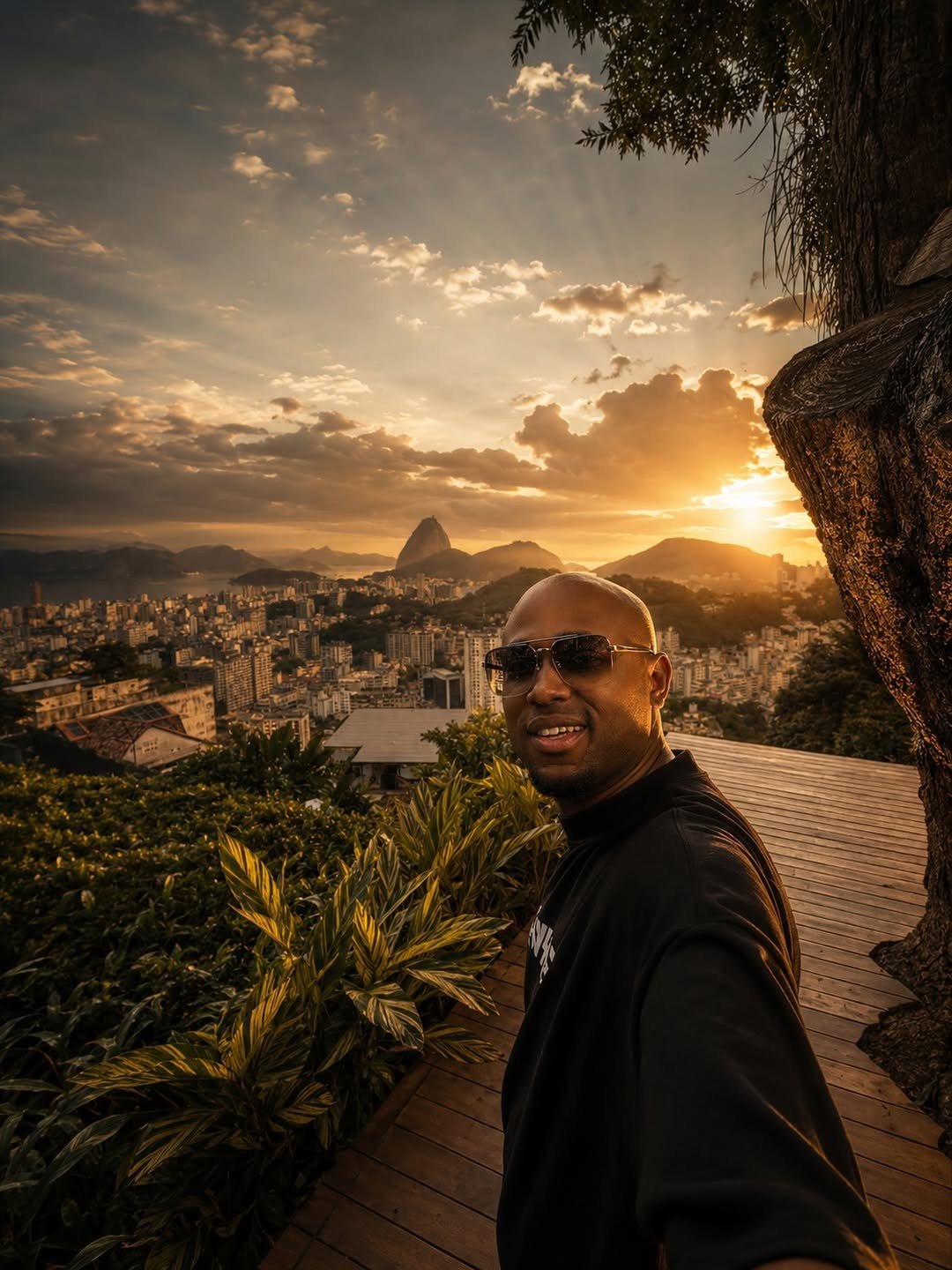 Thiaguin Star em primeiro plano com vista panorâmica do Rio de Janeiro ao pôr do sol