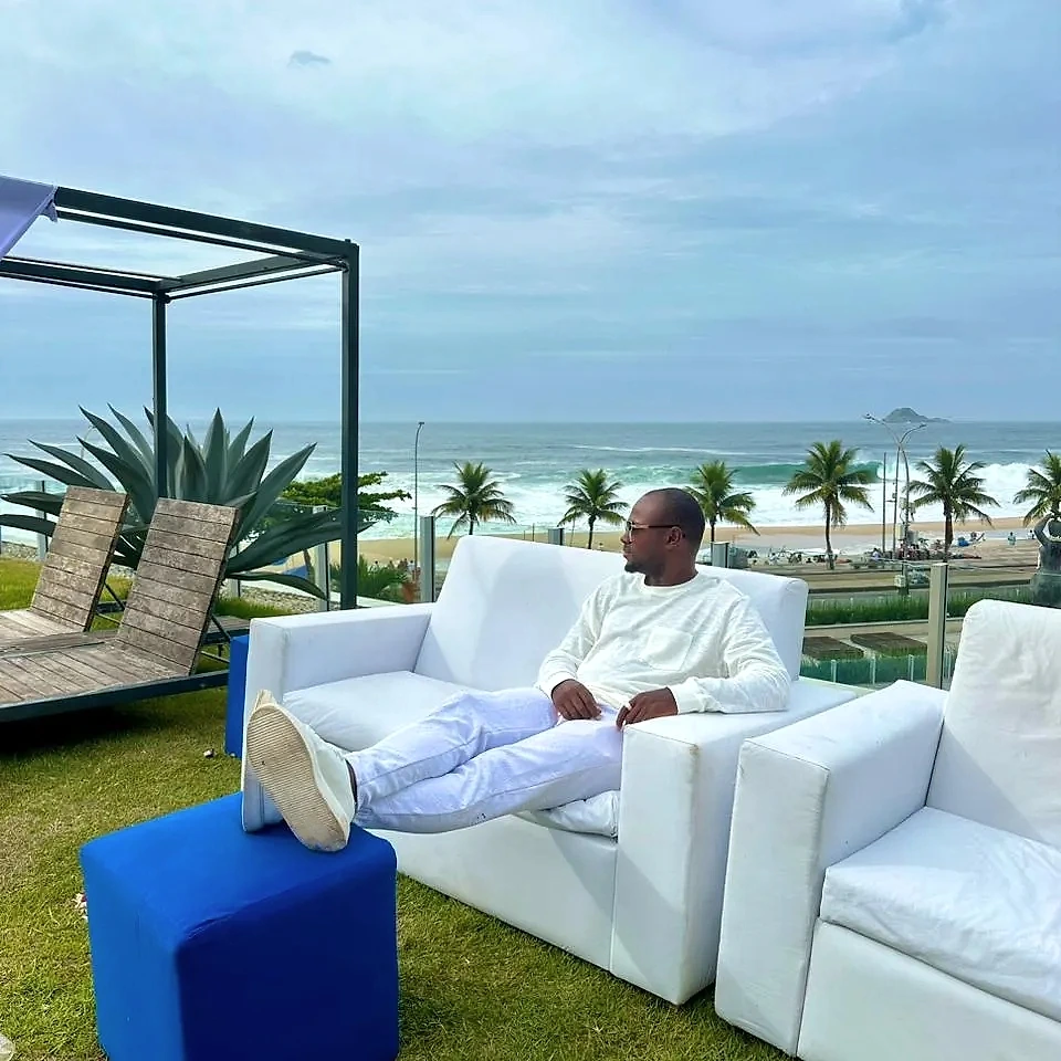 Thiaguin Star em momento autêntico contemplando o horizonte