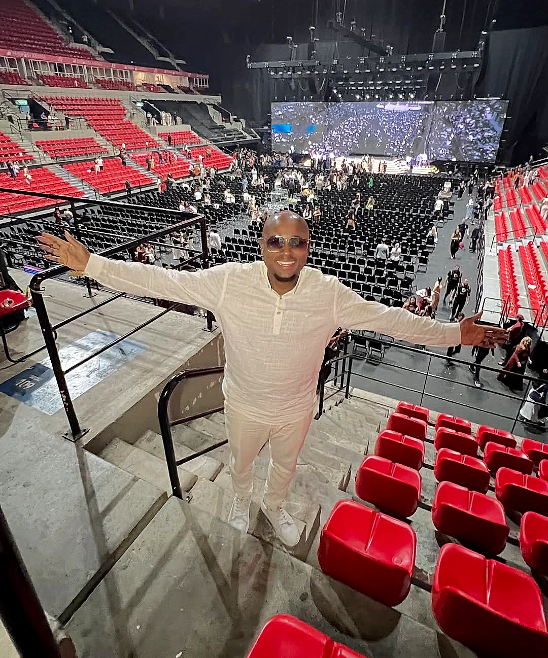 Thiaguin Star nos bastidores de uma grande arena ao vivo